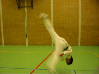 "Barrel roll" door Sai-Chung Lam